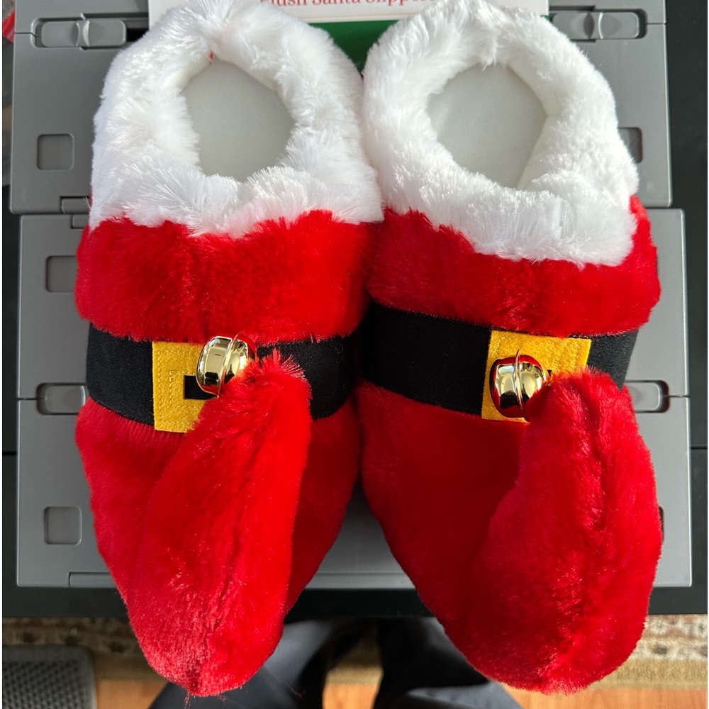 Plush Santa slippers new with tags sizeM (7-8)